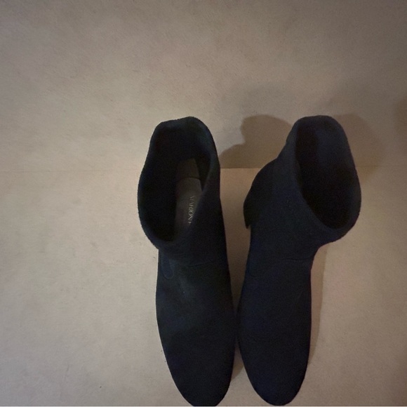 Gorgeous shoes but if any questions please message or comment on app thanks - Picture 3 of 4